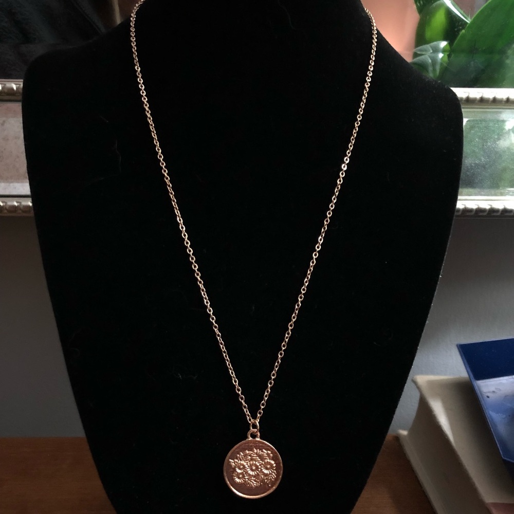 Flower pendant necklace